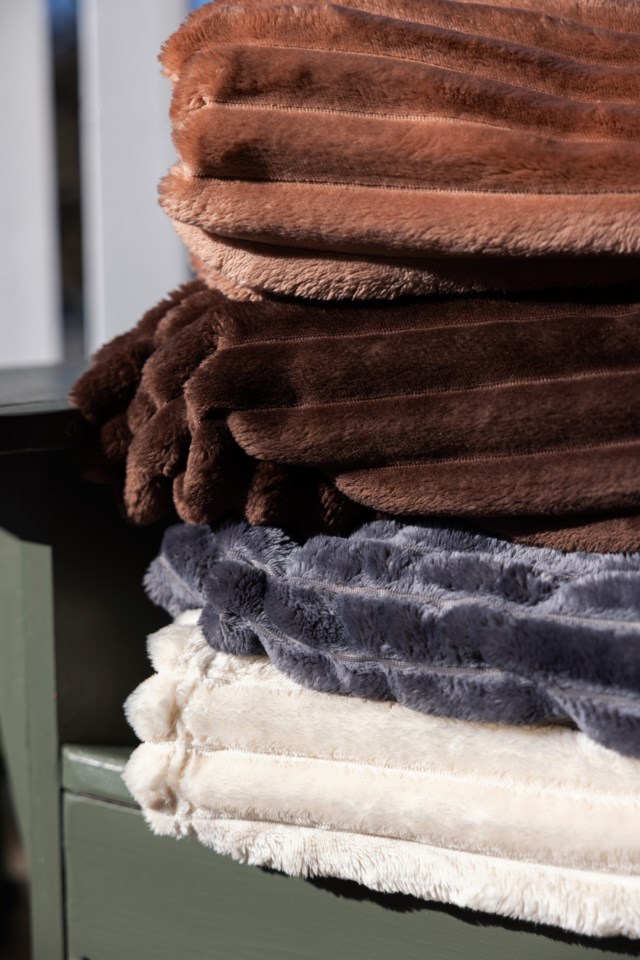 Esther Fleecepläd, Benvit - 1